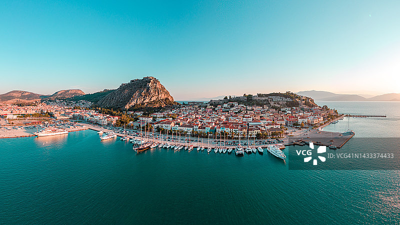 希腊伯罗奔尼撒纳夫普利奥镇日落航拍全景图片素材