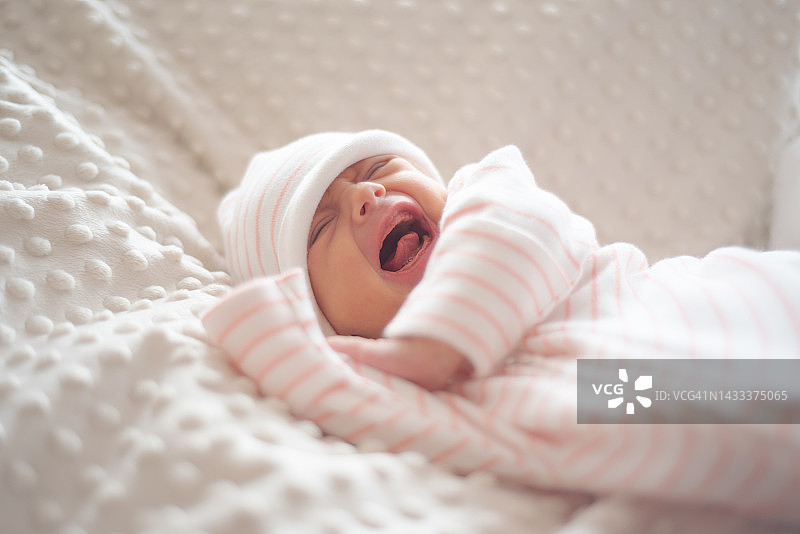 沙发上的宝宝图片素材