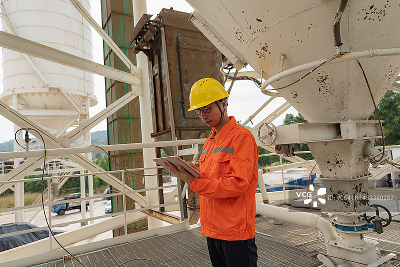 工人使用平板电脑图片素材