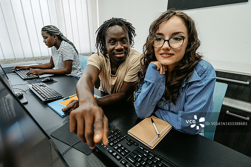 学生在编程课上分组工作图片素材