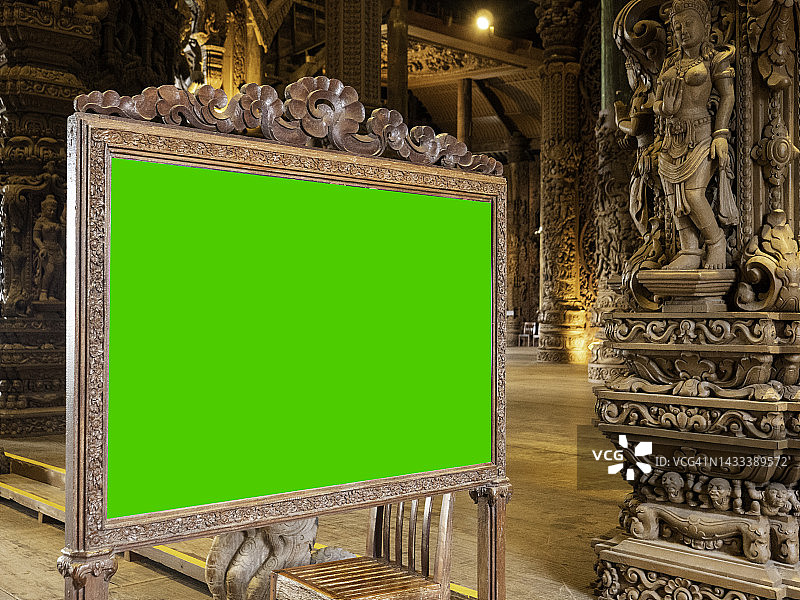 泰式木制寺庙环境中的绿色屏幕色键营销广告牌大尺寸相框，针对走过的消费者、零售购物者、通勤者和游客进行广告宣传图片素材