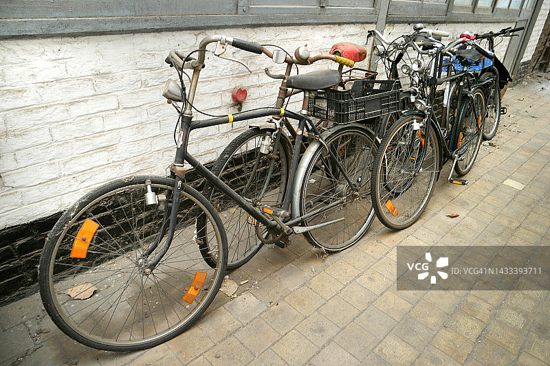 停放的旧自行车图片素材