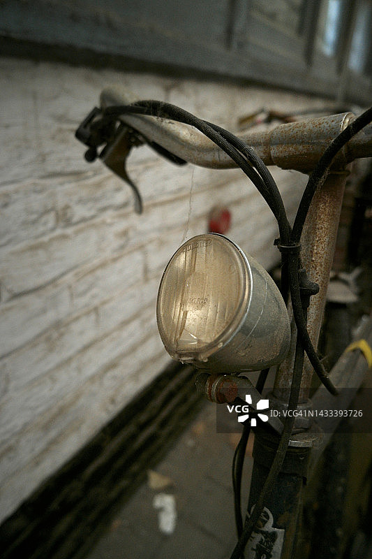 停放的旧自行车图片素材