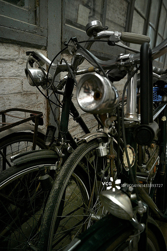 停放的旧自行车图片素材