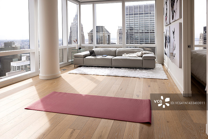 现代公寓中的空客厅与瑜伽垫图片素材
