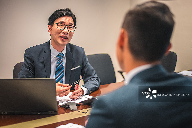 年轻的亚洲男律师在会议中发言图片素材