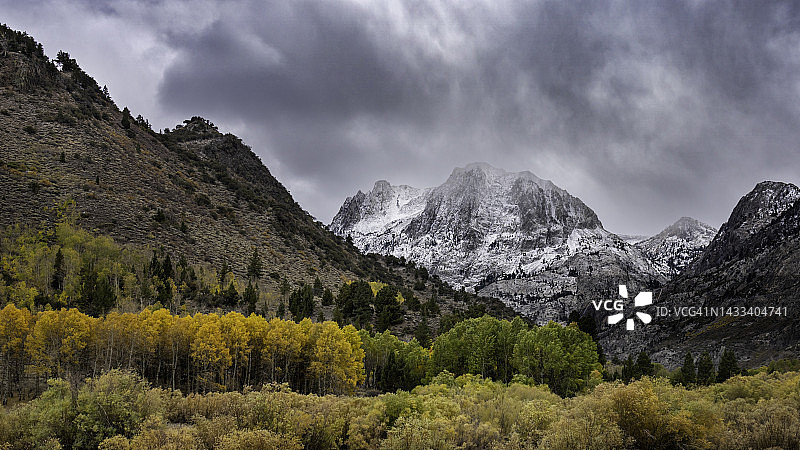 六月环线山谷图片素材
