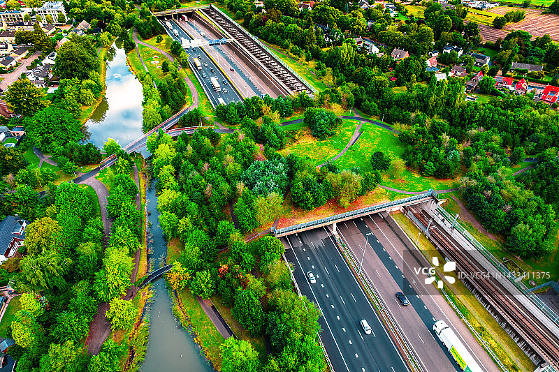 荷兰：大型高速公路上方，带公园的绿色桥梁鸟瞰图图片素材