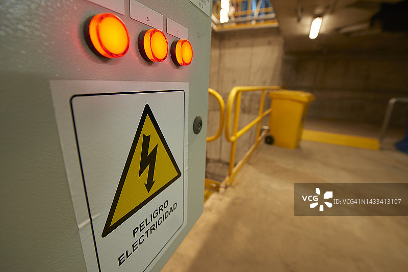带有高压标志的配电盘图片素材
