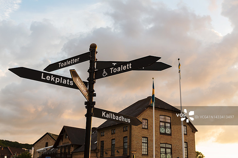 夜晚灯光下的路标图片素材