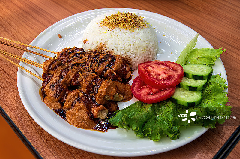 沙爹酱鸡肉串拼盘，餐厅餐桌上图片素材