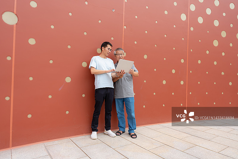 爷爷和孙子使用笔记本电脑图片素材