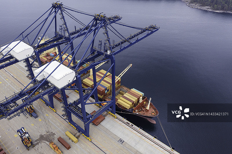 港口中的集装箱船图片素材