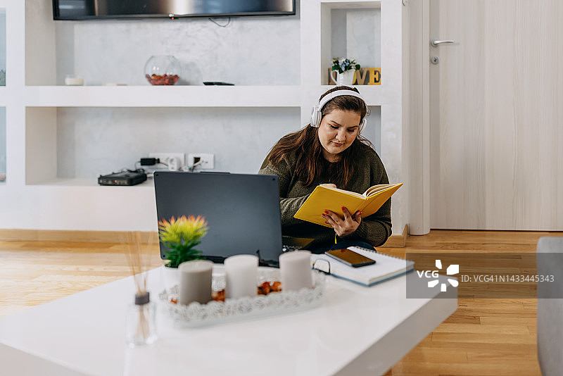 学生在家复习备考图片素材