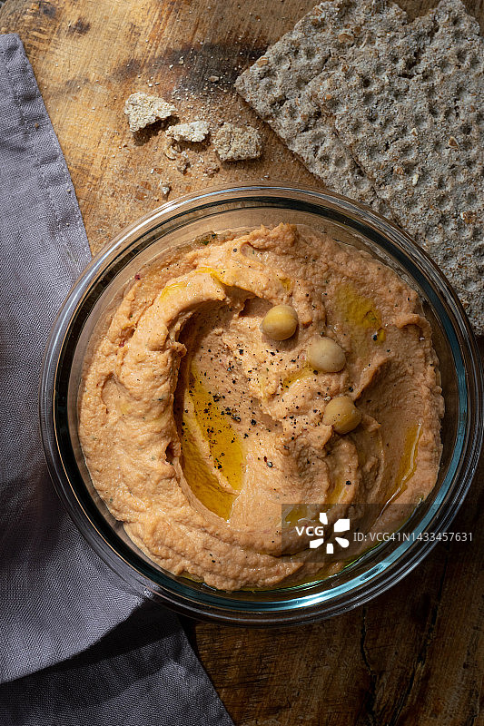 自制鹰嘴豆泥配柠檬、甜菜根、橄榄油和香草图片素材