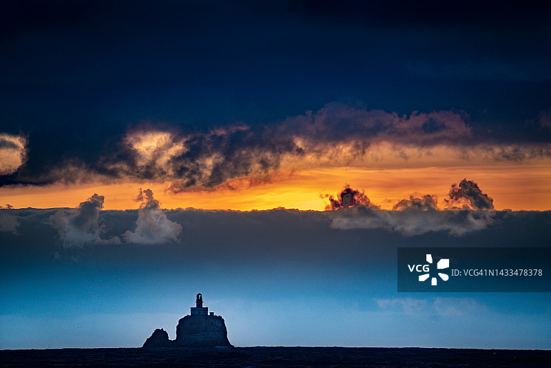 黄昏时的蒂拉穆克岩石灯塔图片素材