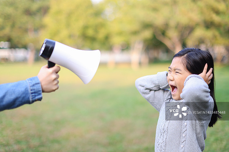 女儿无法忍受母亲的唠叨图片素材