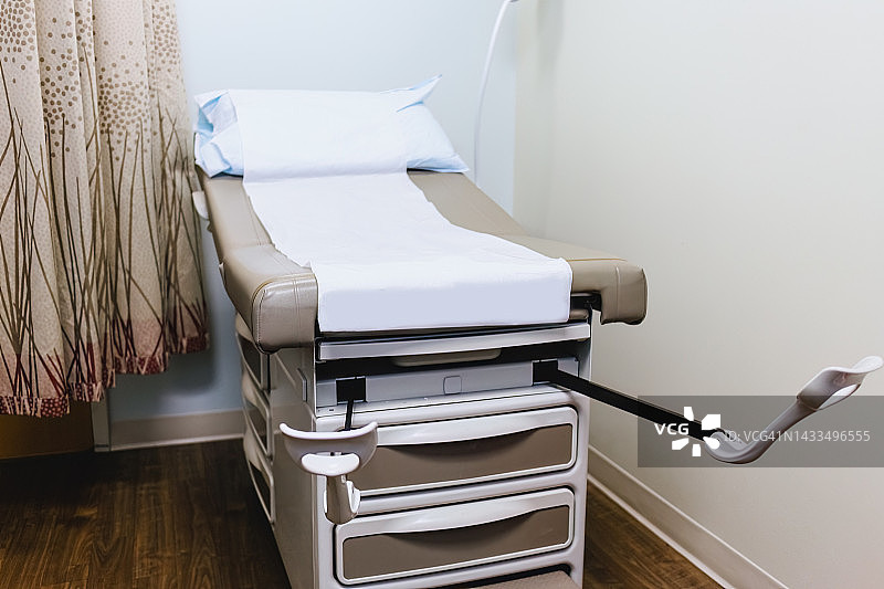 妇科诊室内的检查台图片素材