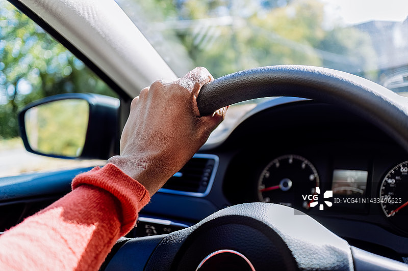 女人开车图片素材