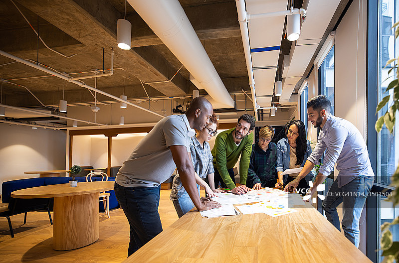 在商务会议中分享创意的同事们图片素材