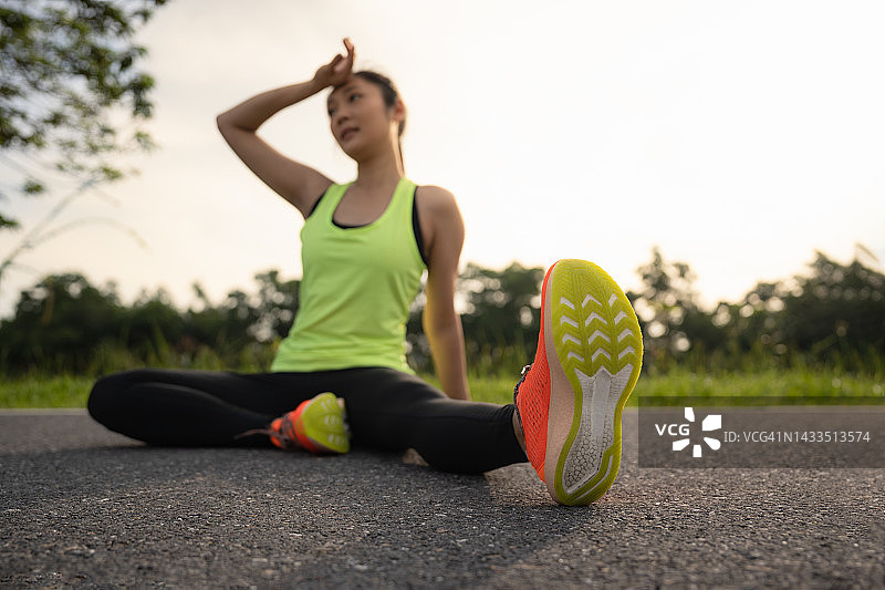 疲惫的跑步 женщинам 在公园里休息图片素材