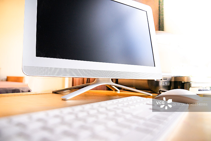 办公桌上的现代个人电脑图片素材