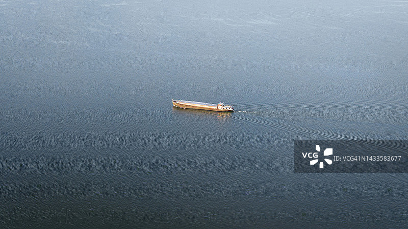 海上货船航拍图片素材