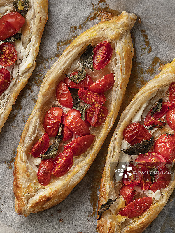 奶酪皮塔饼和玛格丽特披萨图片素材