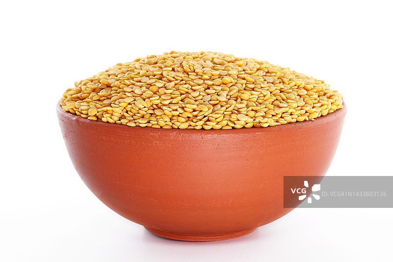 碗中的木豆和小扁豆，白色背景图片素材