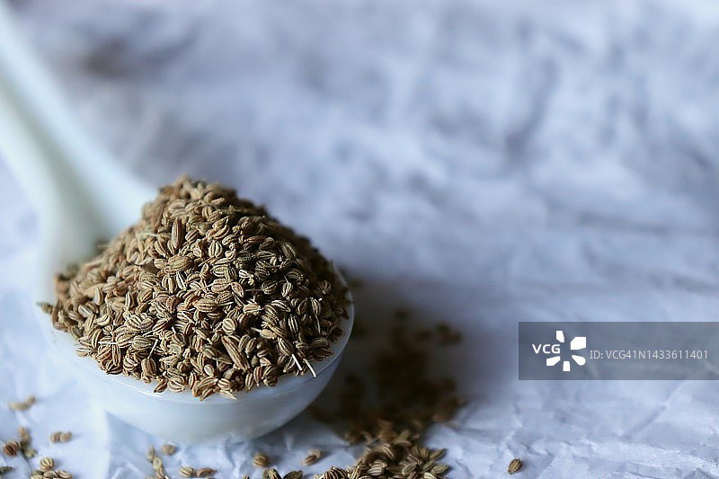 茴芹籽在陶瓷勺中的特写图片素材