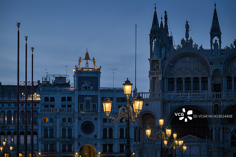意大利威尼斯圣马可广场的黄昏灯光图片素材