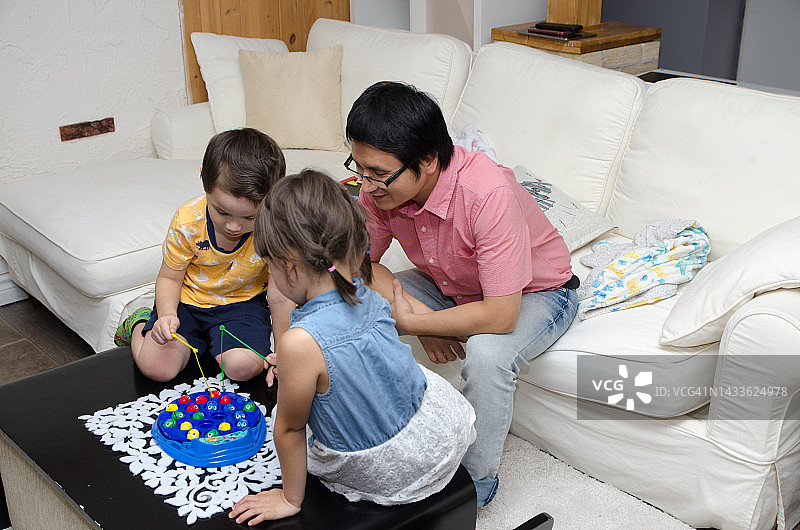 中国父亲与不同种族的孩子玩耍图片素材