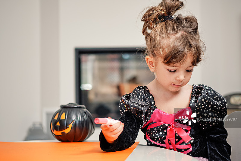 穿着万圣节服装的女孩们在绘画图片素材