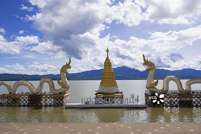 泰国帕尧湖上的那伽雕像，以Doi Luang山为背景图片素材