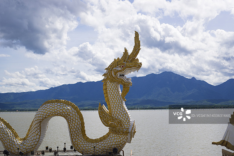 泰国帕尧湖上的那伽雕像，以Doi Luang山为背景图片素材
