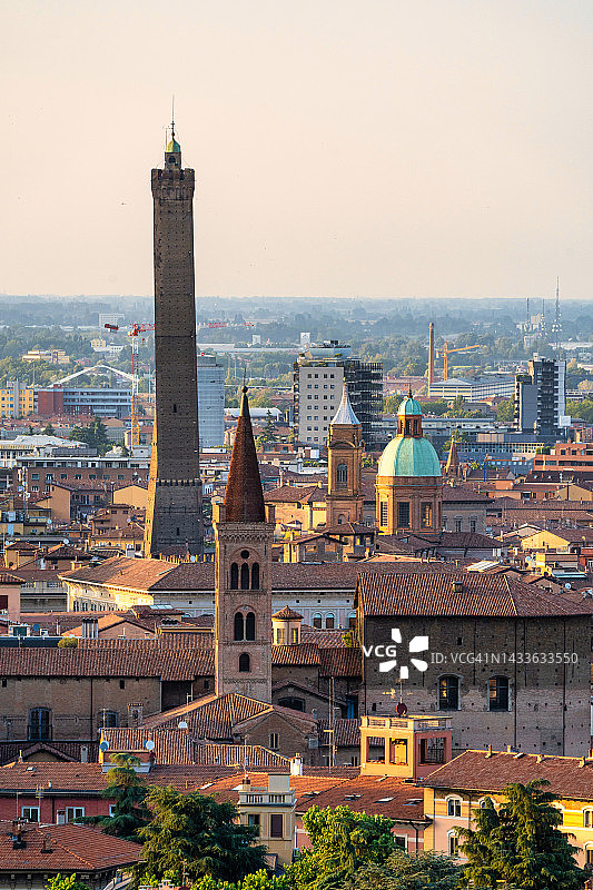 意大利博洛尼亚日落景色：中世纪双塔天际线图片素材