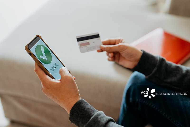 在家网上购物的亚洲男人图片素材