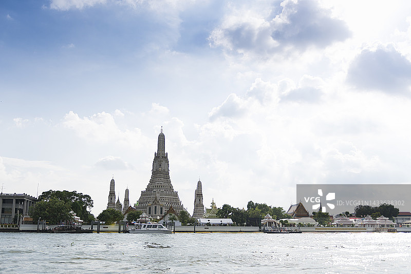 黎明寺的宝塔与昭披耶河图片素材