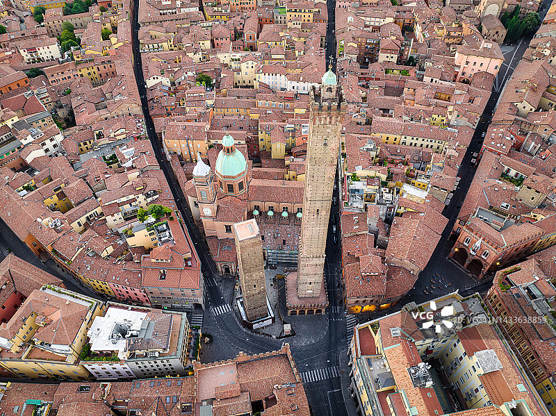 意大利博洛尼亚历史中心和双塔的无人机日落场景，双塔是博洛尼亚的象征，两座塔都倾斜图片素材