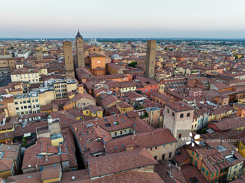 意大利博洛尼亚历史中心和双塔的无人机日落场景，双塔是博洛尼亚的象征，两座塔都倾斜图片素材