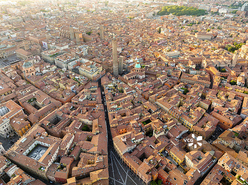 意大利博洛尼亚历史中心和双塔的无人机日落场景，双塔是博洛尼亚的象征，两座塔都倾斜图片素材