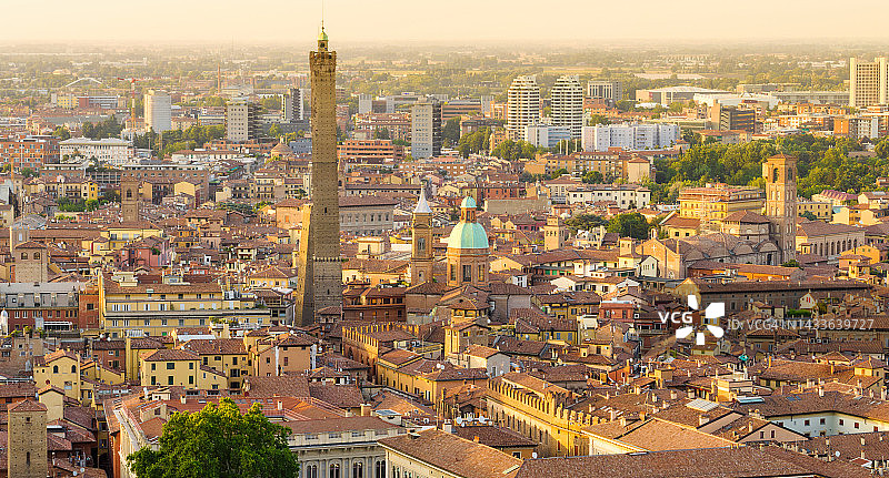 意大利博洛尼亚历史中心和双塔的无人机日落场景，双塔是博洛尼亚的象征，两座塔都倾斜图片素材