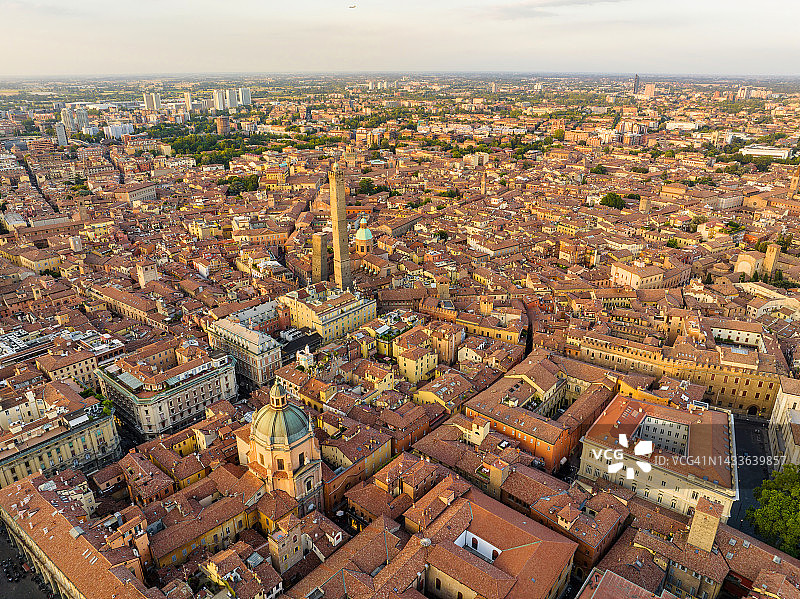 意大利博洛尼亚历史中心和双塔的无人机日落场景，双塔是博洛尼亚的象征，两座塔都倾斜图片素材