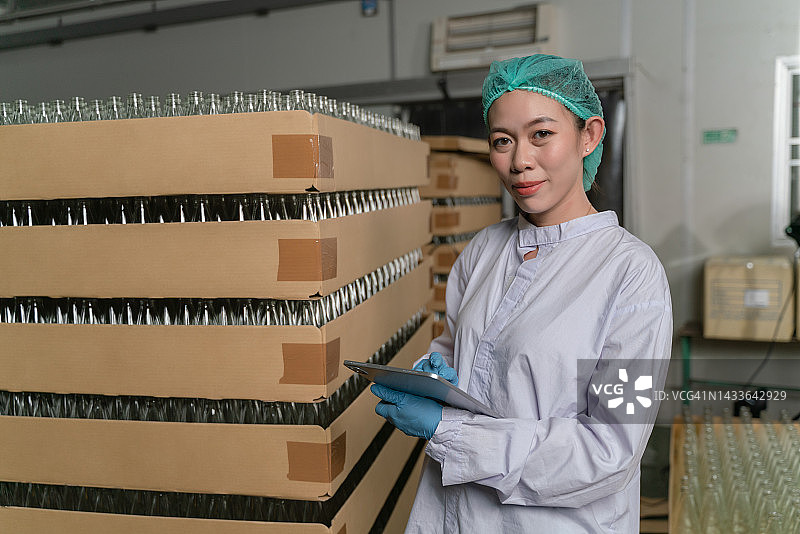 在饮料厂工作的女员工，工厂女经理图片素材