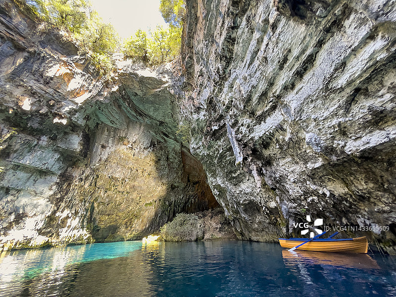 希腊凯法利尼亚梅丽萨尼洞穴停泊的划艇景观图片素材