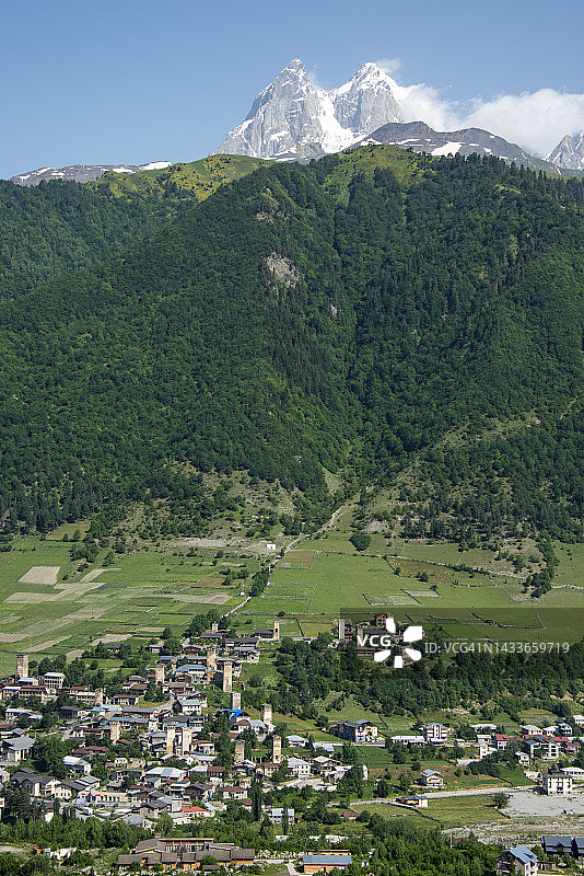 格鲁吉亚Mestia镇，传统防御塔，高加索山脉图片素材