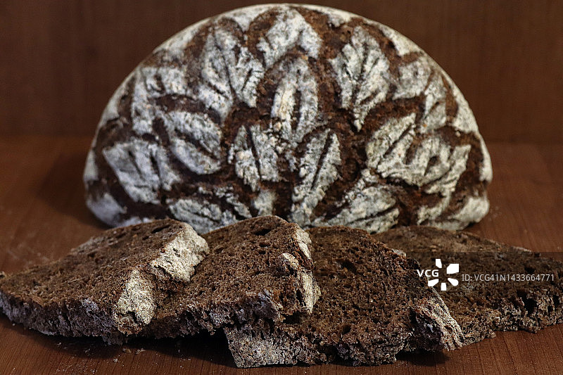 荷兰烤箱乡村黑麦面包，顶部有花卉图案图片素材