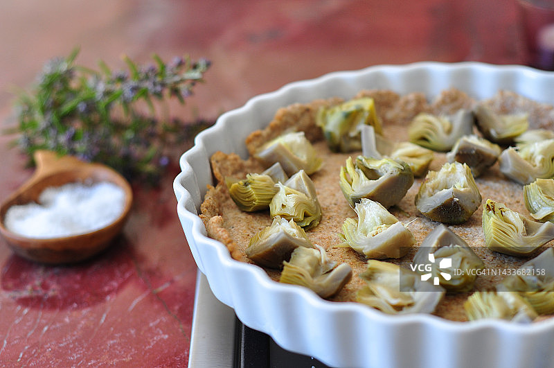 正在制作的朝鲜蓟馅饼图片素材