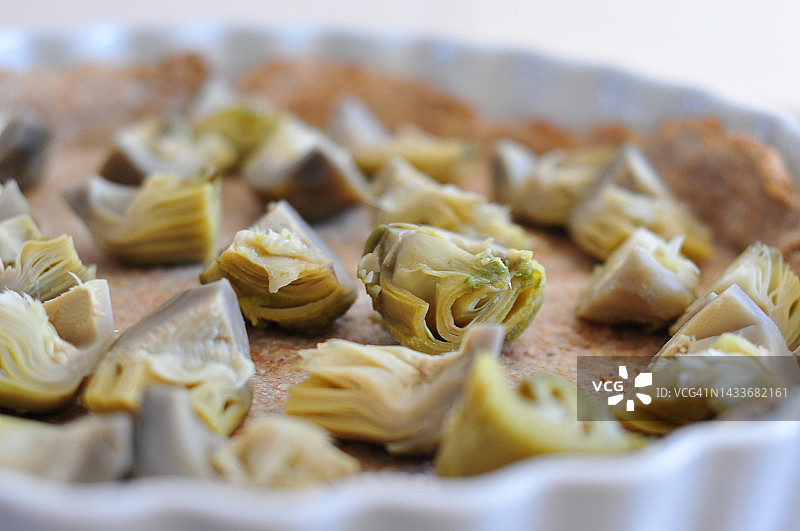 未烹饪的朝鲜蓟馅饼特写图片素材