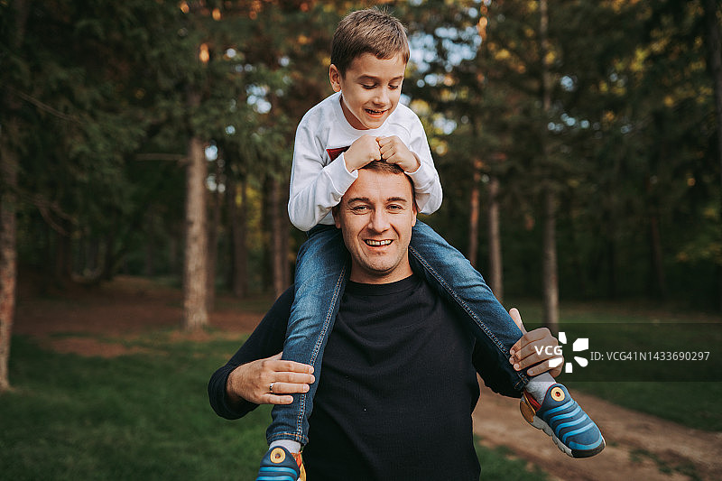 公园里幸福的一家人图片素材